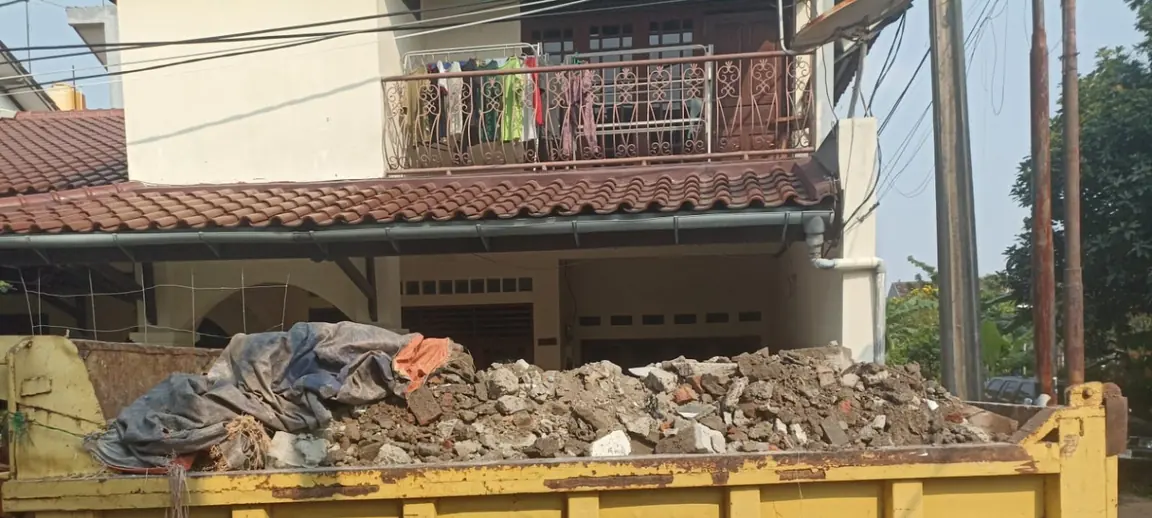 Armada pengangkut sisa bongkaran