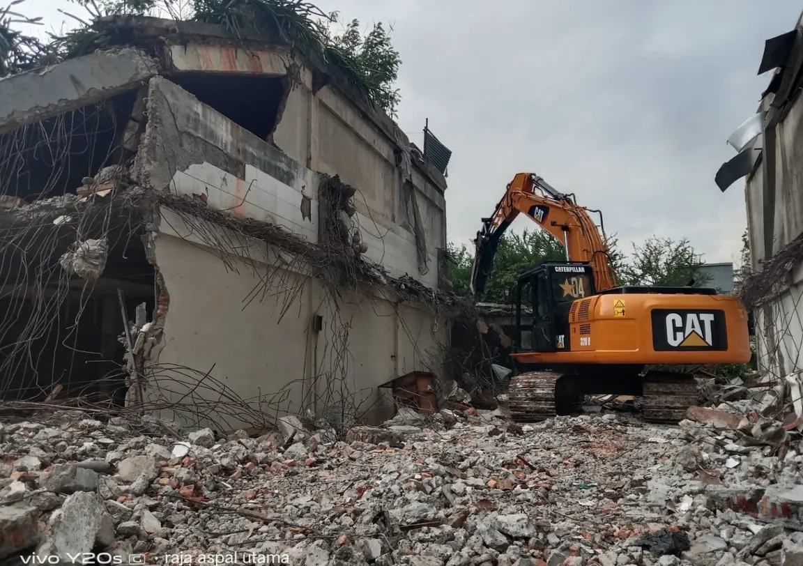 Excavator di area bongkar bangunan