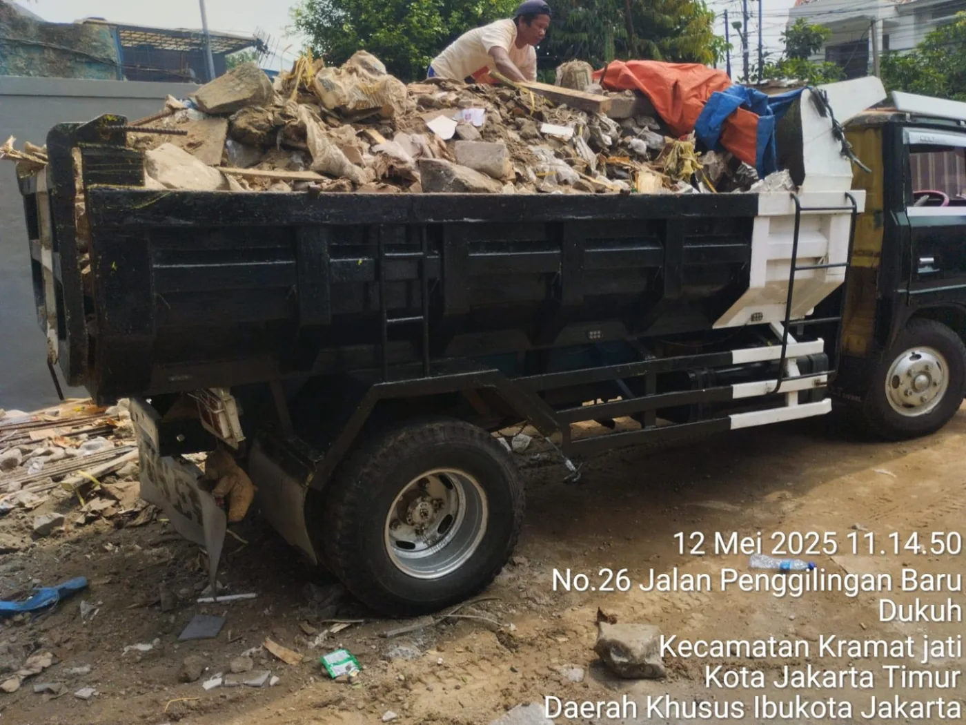 Dump truck membawa puing bangunan