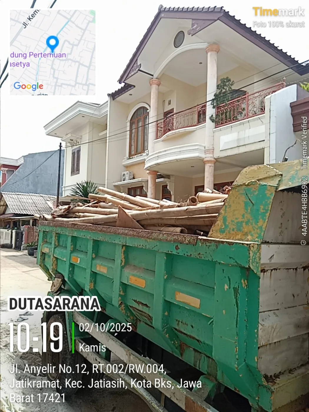 Truk membawa material proyek